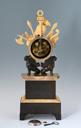Pendule Empire à trophées militaires - Empire