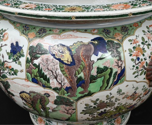19th century - An impressive pair of very large Kangxi-style fish bowls, cachepots.