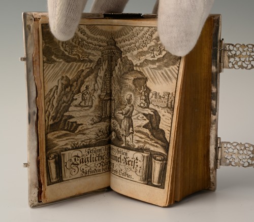 Antiquités - A silver book strap