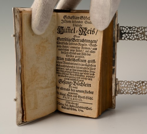 Antiquités - A silver book strap