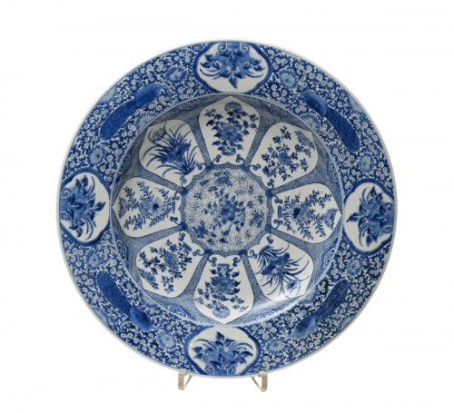 Très grande assiette en porcelaine chinoise, période Kangxi (1662-1722)