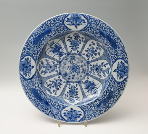 Très grande assiette en porcelaine chinoise, période Kangxi (1662-1722) - Céramiques, Porcelaines Style 