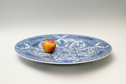 Céramiques, Porcelaines  - Très grande assiette en porcelaine chinoise, période Kangxi (1662-1722)