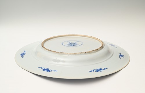 Très grande assiette en porcelaine chinoise, période Kangxi (1662-1722) - Limburg Antiquairs