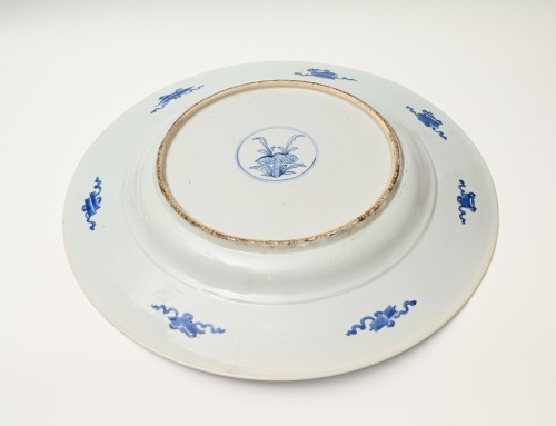 XVIIe siècle - Très grande assiette en porcelaine chinoise, période Kangxi (1662-1722)