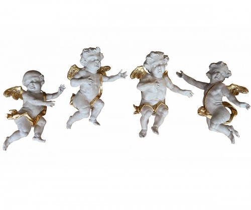 Quatre anges en bois polychrome