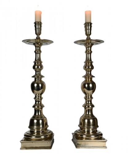 Paire de grands chandeliers en laiton à base carrée