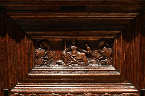 A 17th century Dutch ‘Beeldenkast’ - 