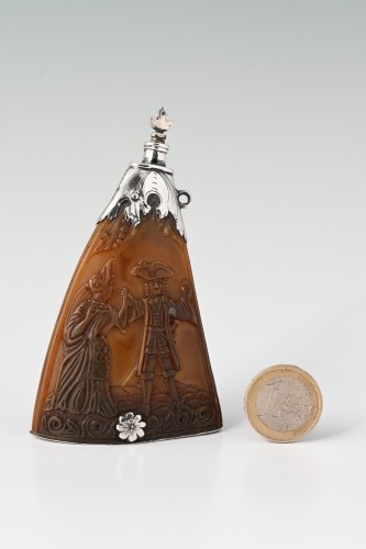 A 17th-century Dutch powder horn decorated with an erotic scene - Collectibles Style 