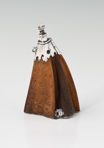 17th century - A 17th-century Dutch powder horn decorated with an erotic scene