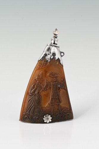 Antiquités - A 17th-century Dutch powder horn decorated with an erotic scene