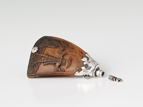 Antiquités - A 17th-century Dutch powder horn decorated with an erotic scene