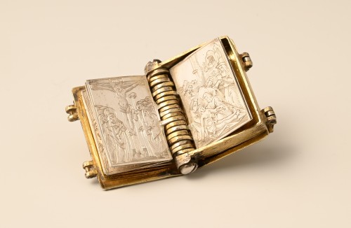 A gilt-silver miniature book circa 1600 - 