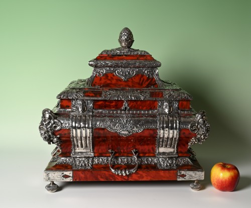 A document chest covered in tortoiseshell and fitted with silver - Objects of Vertu Style 