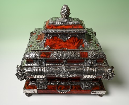 Antiquités - A document chest covered in tortoiseshell and fitted with silver