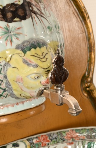 A rare Chinese famille verte porcelain cistern - 