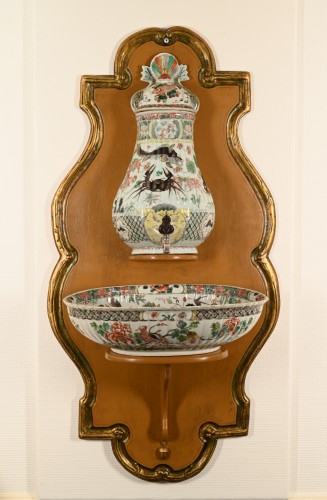 A rare Chinese famille verte porcelain cistern - 