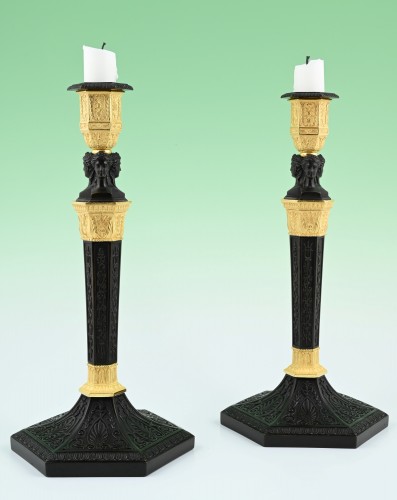 Une paire de bougeoirs Empire en bronze doré et patiné - Luminaires Style Empire