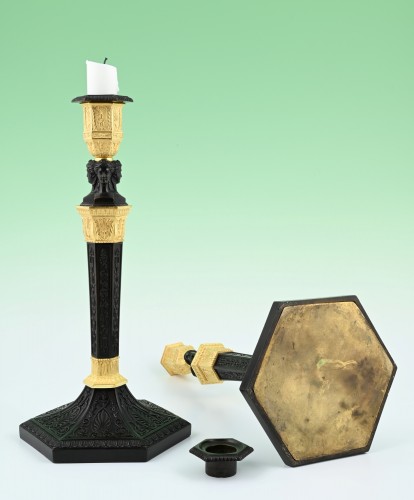 Luminaires Bougeoirs et Chandeliers - Une paire de bougeoirs Empire en bronze doré et patiné