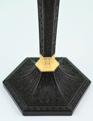 Une paire de bougeoirs Empire en bronze doré et patiné - Limburg Antiquairs