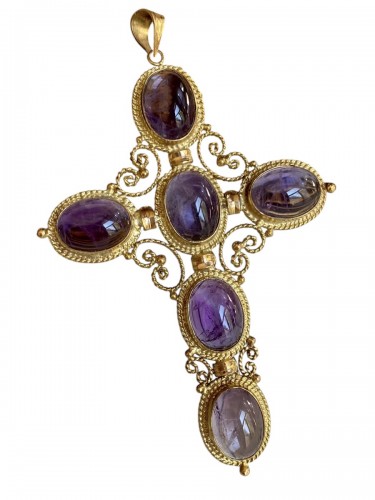 Important 18k yellow gold cross set with 6 amethysts