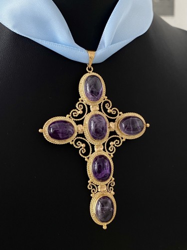 Religious Antiques  - Important 18k yellow gold cross set with 6 amethysts