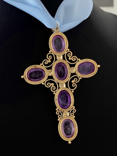 Important 18k yellow gold cross set with 6 amethysts - 