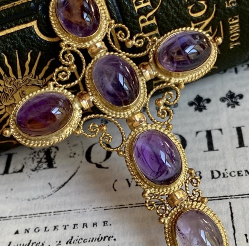 20th century - Important 18k yellow gold cross set with 6 amethysts