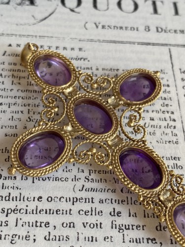 Important 18k yellow gold cross set with 6 amethysts - 50