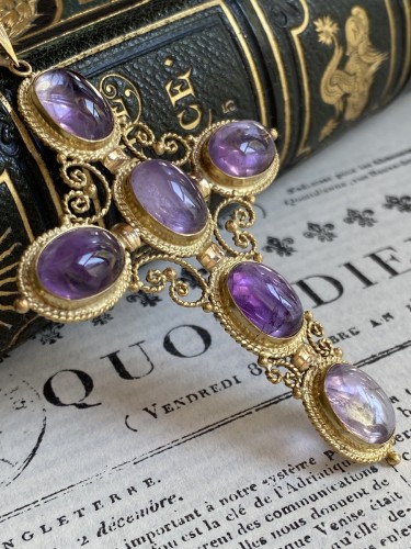 Antiquités - Important 18k yellow gold cross set with 6 amethysts