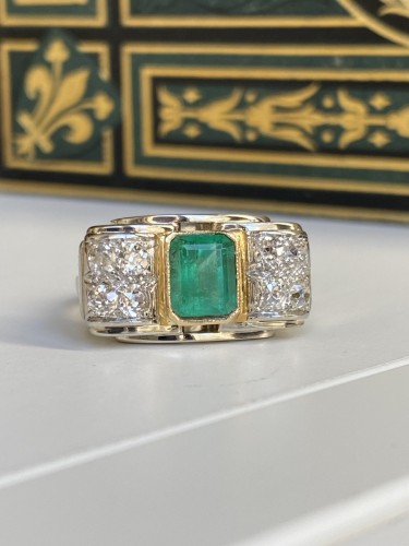 Antiquités - White and yellow gold emerald and diamonds Tank ring