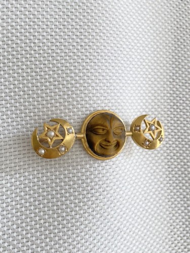 Antiquités - Yellow gold brooch, “Man In The Moon” model