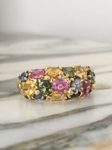Antiquités - CHAUMET  - Tutti-frutti ring in yellow gold set with sapphires