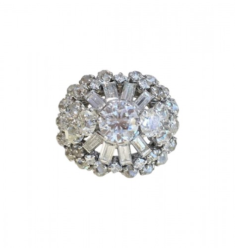 Importante bague cocktail en or blanc, platine et diamants