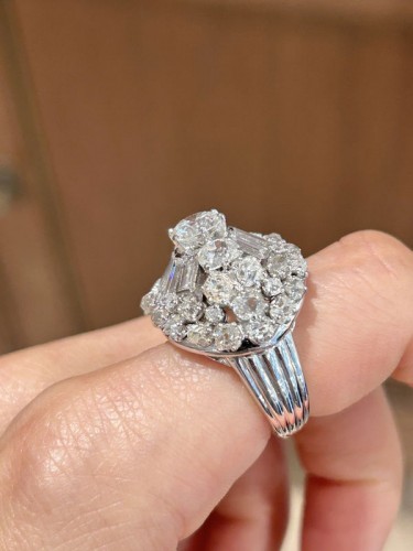 Importante bague cocktail en or blanc, platine et diamants - Années 50-60