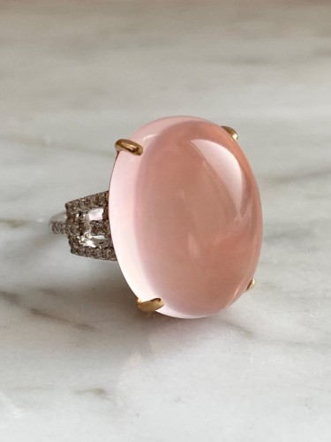 Antiquités - BRANAR PARIS Important ring in yellow-white gold set with a rose quartz