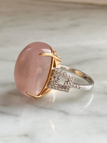 Antiquités - BRANAR PARIS Important ring in yellow-white gold set with a rose quartz