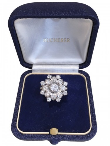 Bucherer -  Bague florale en or blanc et diamants