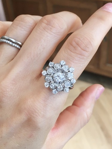 Antique Jewellery  - Bucherer – Floral ring in white gold and diamonds