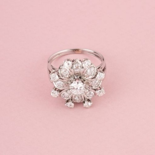 20th century - Bucherer – Floral ring in white gold and diamonds
