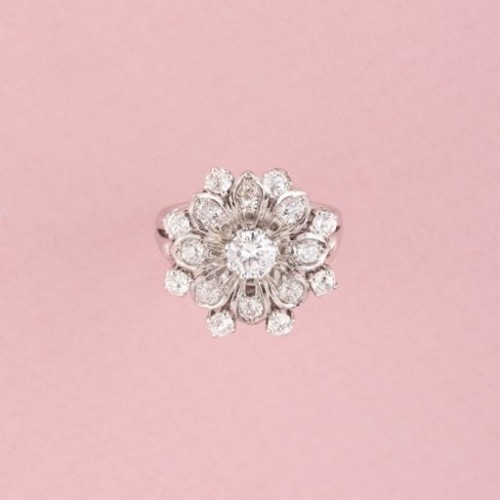 Bucherer – Floral ring in white gold and diamonds - 50