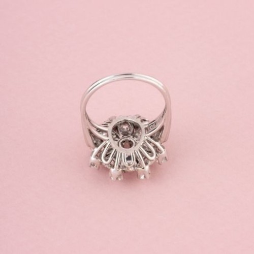 Antiquités - Bucherer – Floral ring in white gold and diamonds