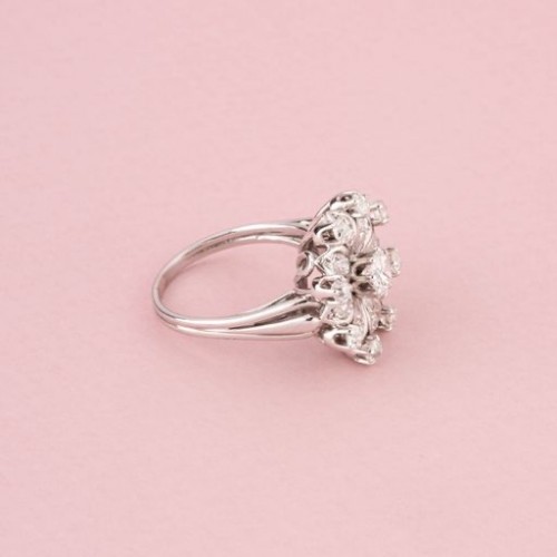Antiquités - Bucherer – Floral ring in white gold and diamonds