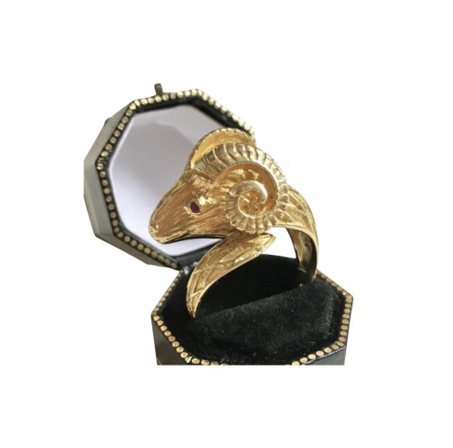 Bague en or jaune représentant une tête de bélier