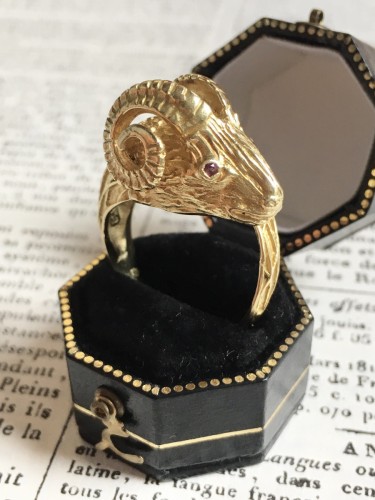 Bague en or jaune représentant une tête de bélier - Bijouterie, Joaillerie Style Années 50-60