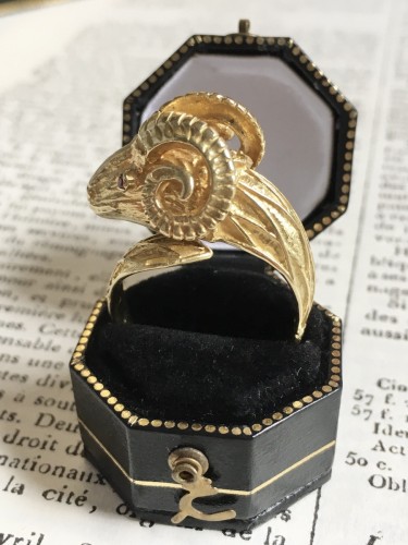 Bague en or jaune représentant une tête de bélier - Maison Tres Or