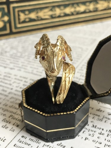 XXe siècle - Bague en or jaune représentant une tête de bélier
