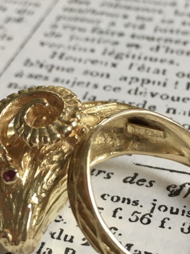Antiquités - Bague en or jaune représentant une tête de bélier