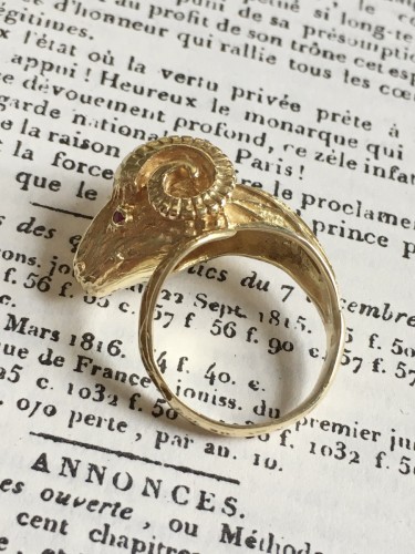 Antiquités - Bague en or jaune représentant une tête de bélier
