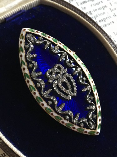Antique Jewellery  - Navette-shaped brooch in gold and silver, mid-19th century.